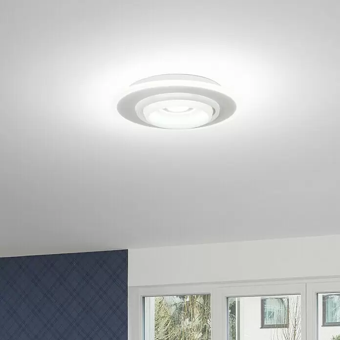 Ledvance LED-Deckenleuchte rund - 32 W, Ø x H: 50 x 10 cm, Weiß, RGBW - Weiße, runde, mehrschichtige LED-Deckenleuchte, die einen Raum beleuchtet.