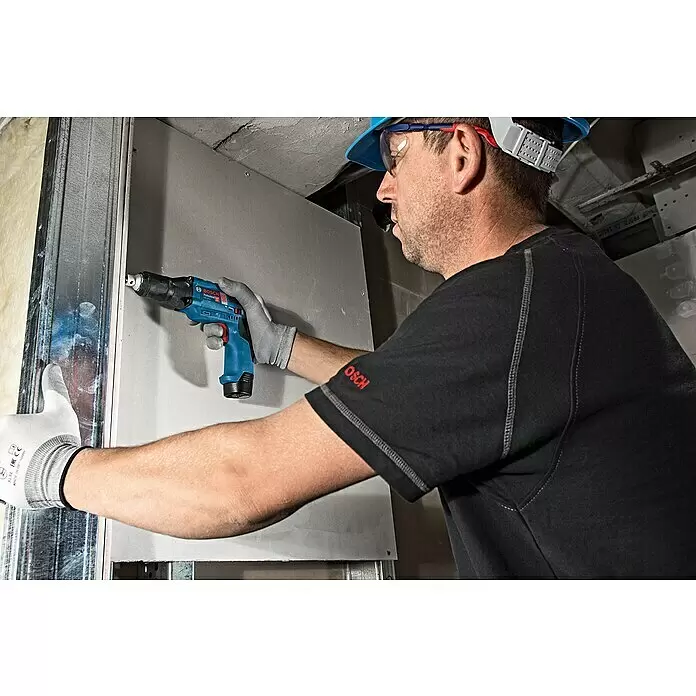 Bosch Professional Akku-Trockenbauschrauber GTB 12V-11 - 12 V, Ohne Akku, Ohne Koffer - Mann verwendet einen blauen Bosch Trockenbauschrauber, um Gipskarton an Metallprofilen zu befestigen.