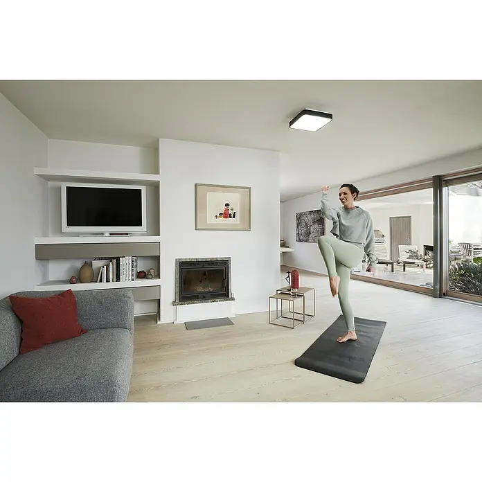 Ledvance LED-Deckenleuchte - 28 W, L x B x H: 35 x 35 x 9 cm, Schwarz, RGBW - Helle Wohnzimmeraufnahme mit einer schlanken, quadratischen Deckenleuchte, die modernes Design und Funktionalität vereint.