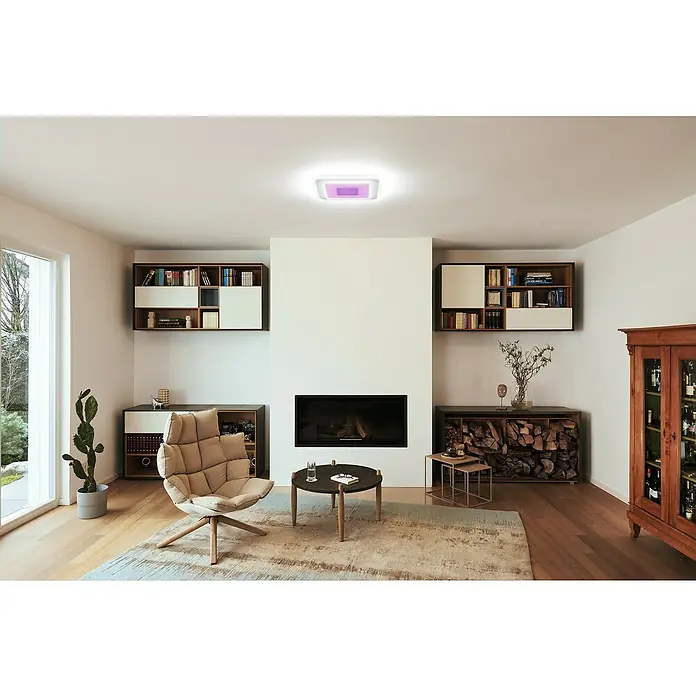 Ledvance LED-Deckenleuchte32 W, L x B x H: 50 x 50 x 5,5 cm, Weiß, RGBW - Diese Aufnahme zeigt eine moderne Zimmerdecke mit einer auffälligen, quadratischen Leuchte, die einen Hauch von Farbe in den Raum bringt.