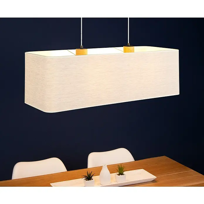 Britop Lighting Boho Pendelleuchte - 40 W, L x B x H: 80 x 30 x 125 cm, Beige, Eiche, E27 - Moderne rechteckige Hängeleuchte mit Stoffschirm und Holzelementen über einem Esstisch, die eine angenehme Beleuchtung bietet.