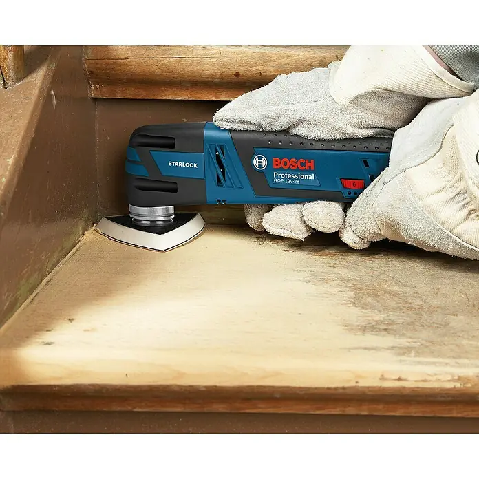 Bosch Professional Akku-Multifunktionswerkzeug GOP 12V-28 - 12 V, Ohne Akku, Ohne L-Boxx - Multifunktionswerkzeug Bosch GOP 12V-28 beim Schleifen von Holz, ideal für Renovierungsarbeiten.