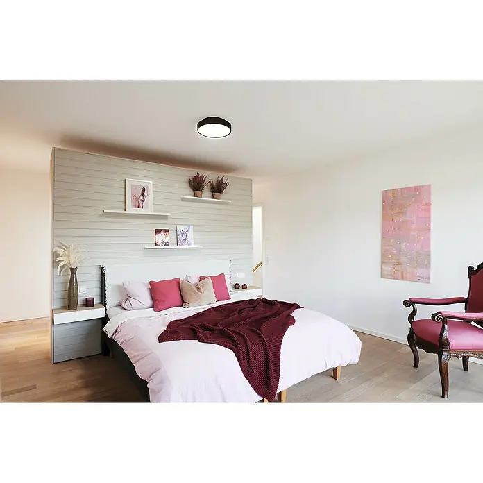 Ledvance LED-Deckenleuchte rund - 28 W, Ø x H: 35 x 9 cm, Schwarz, RGBW - Schlafzimmer mit großem Bett, Nachttischen und Regalen an der Wand. Ein schöner Raum zum Entspannen und Wohlfühlen.