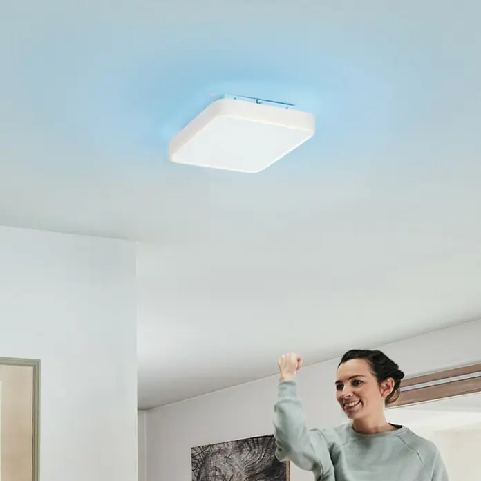 Ledvance LED-Deckenleuchte - 28 W, L x B x H: 35 x 35 x 9 cm, Weiß, RGBW - Eine moderne, quadratische LED-Deckenleuchte mit farbiger Ambientebeleuchtung, die ein helles und einladendes Licht erzeugt.