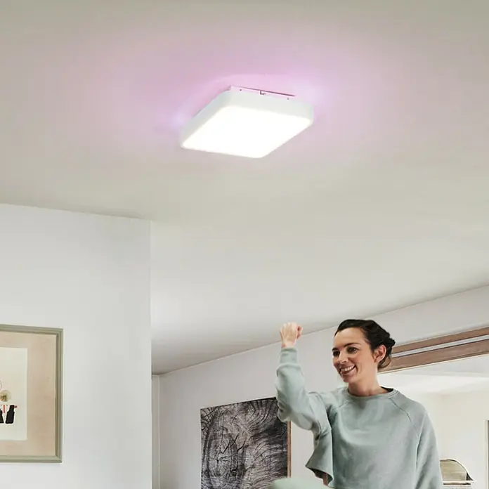 Ledvance LED-Deckenleuchte - 28 W, L x B x H: 35 x 35 x 9 cm, Weiß, RGBW - Eine quadratische, weiße Deckenleuchte mit farbiger Beleuchtung ist zu sehen. Die Lampe sorgt für eine angenehme und moderne Beleuchtung.