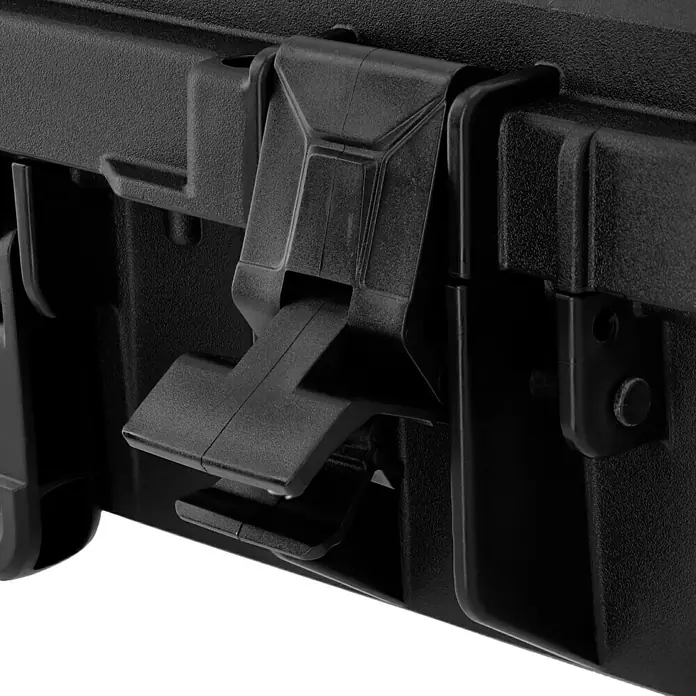 Wasserdichter Koffer EKO90 - L x B x H: 520 x 350 x 125 mm, Mit Würfelschaumstoffeinlage, Grau, Kunststoff - Detailaufnahme eines schwarzen, robusten Koffers mit einem stabilen Verschlussmechanismus. Der Koffer ist ideal für den sicheren Transport von Ausrüstung.