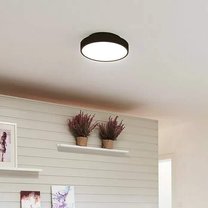 Ledvance LED-Deckenleuchte rund - 28 W, Ø x H: 35 x 9 cm, Schwarz, RGBW - Beleuchtete schwarze runde Deckenleuchte, bündig montiert, in einem modernen Raum.