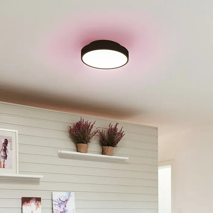 Ledvance LED-Deckenleuchte rund - 28 W, Ø x H: 35 x 9 cm, Schwarz, RGBW - Nahaufnahme einer modernen, runden Deckenleuchte mit schwarzem Rand, die ein warmes, einladendes Licht ausstrahlt und für eine gemütliche Atmosphäre sorgt.