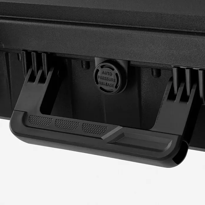 Wasserdichter Koffer EKO90 - L x B x H: 520 x 350 x 125 mm, Mit Würfelschaumstoffeinlage, Grau, Kunststoff - Detailaufnahme eines schwarzen Werkzeugkoffers mit robustem Griff und automatischem Druckausgleichsventil für den sicheren Transport von Ausrüstung.