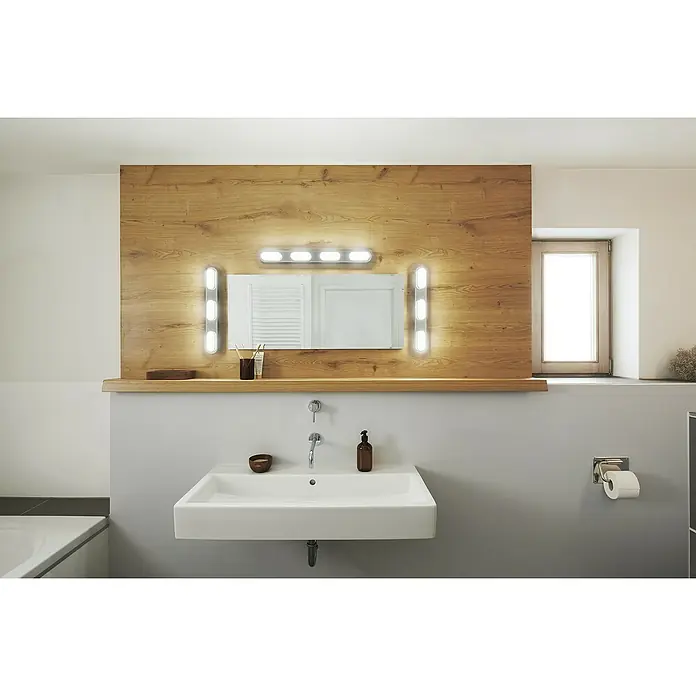 Ledvance LED-Wandstrahler - 20 W, L x B x H: 44,5 x 6 x 5,8 cm, Silber, Mehrfarbig, 3 Stk. - Ein Badezimmerwaschbecken mit einem großen Spiegel und Beleuchtung über einem Holzpaneel, das eine warme und moderne Atmosphäre schafft.