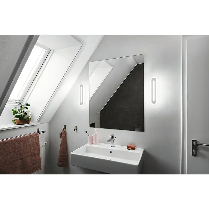 Ledvance Smart+ WiFi LED-Wandleuchte - 13 W, L x B x H: 30 x 7 x 5 cm, Weiß, Warmweiß - Helles Badezimmer mit einem modernen Waschbecken, einem Spiegel und eleganten Wandleuchten, die für eine angenehme Atmosphäre sorgen.