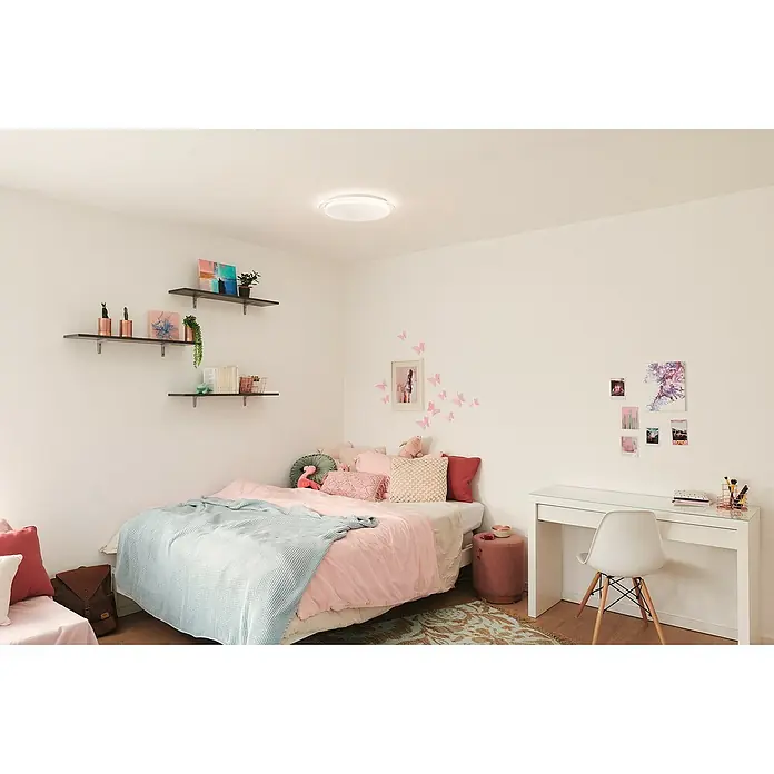Ledvance LED-Deckenleuchte rund - 24 W, Ø x H: 46 x 7,6 cm, Weiß, Warmweiß - Das Bild zeigt eine Deckenleuchte in einem hellen, gemütlichen Schlafzimmer. Die Lampe spendet warmes Licht im Raum.