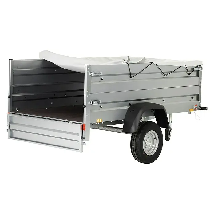 Stema Anhänger BH 7.5-20-12.1B mit Bordwandaufsatz u. Flachplane - Nutzlast: 583 kg, Einachser, Kasteninnenmaß: 201 x 117 x 60 cm, Ungebremst - Ein silberner Anhänger mit einer Plane und einer heruntergeklappten Heckklappe. Der Anhänger steht auf einem schwarzen Hintergrund.