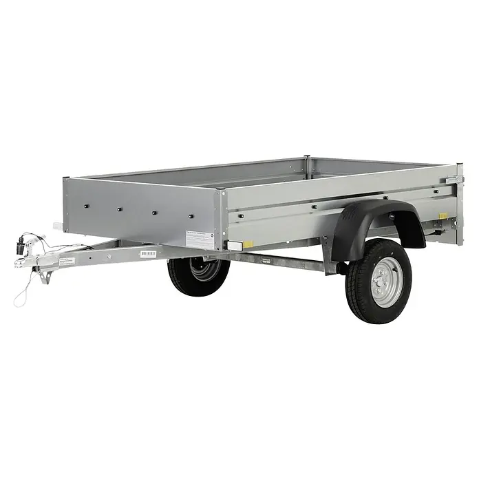 Stema Anhänger BH 7.5-20-12.1B mit Bordwandaufsatz u. Flachplane - Nutzlast: 583 kg, Einachser, Kasteninnenmaß: 201 x 117 x 60 cm, Ungebremst - Ein silberner Anhänger mit schwarzen Kotflügeln und zwei Rädern auf einem schwarzen Hintergrund.