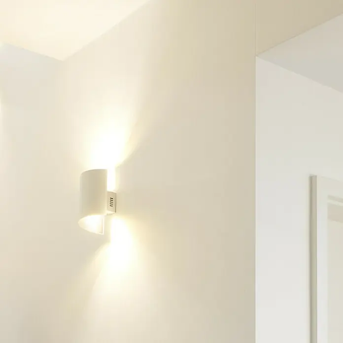 Ledvance Smart+ WiFi LED-Wandleuchte - 12 W, L x B x H: 12,7 x 9,5 x 23 cm, Weiß, Warmweiß - Eine moderne, weiße Wandleuchte strahlt warmes Licht nach oben und unten und erhellt den Raum auf stilvolle Weise.