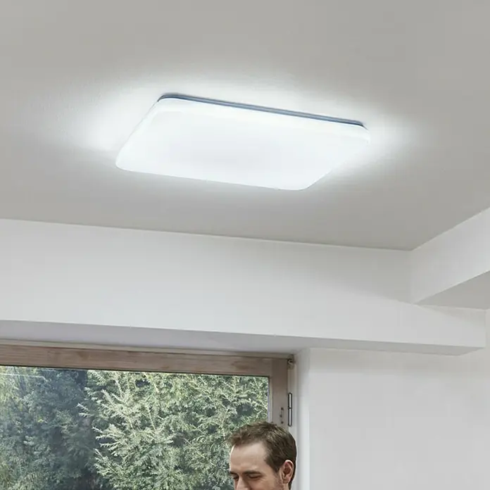 Ledvance LED-Deckenleuchte - 42 W, L x B x H: 53 x 53 x 8,5 cm, Weiß, Mehrfarbig - Weiße, quadratische Deckenleuchte mit abgerundeten Ecken, die helles Licht in einem Raum mit weißen Wänden spendet.