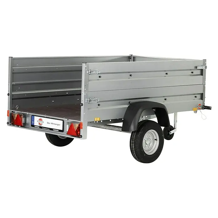 Stema Anhänger BH 7.5-20-12.1B mit Bordwandaufsatz u. Flachplane - Nutzlast: 583 kg, Einachser, Kasteninnenmaß: 201 x 117 x 60 cm, Ungebremst - Ansicht eines Stema Anhängers mit Aluminium Bordwänden und Plane für Lasten-Transport, auf schwarzem Hintergrund.