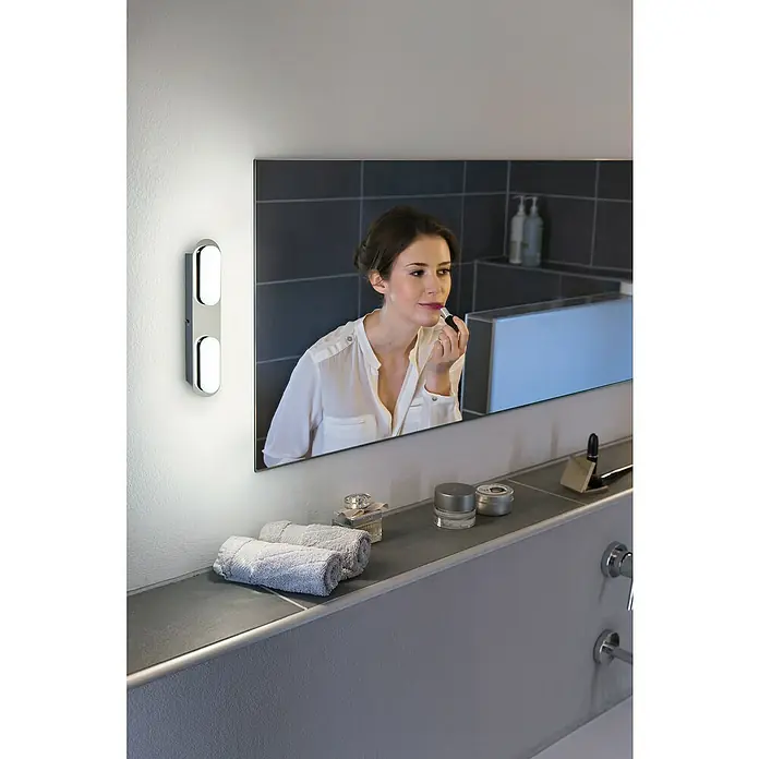 Ledvance LED-Wandstrahler - 15 W, L x B x H: 29,5 x 6 x 5,8 cm, Silber, Mehrfarbig, 2 Stk. - Das Badezimmer verfügt über einen beleuchteten Spiegel, der das Make-up erleichtert, ergänzt durch eine moderne, an der Wand montierte Leuchte für optimale Beleuchtung.