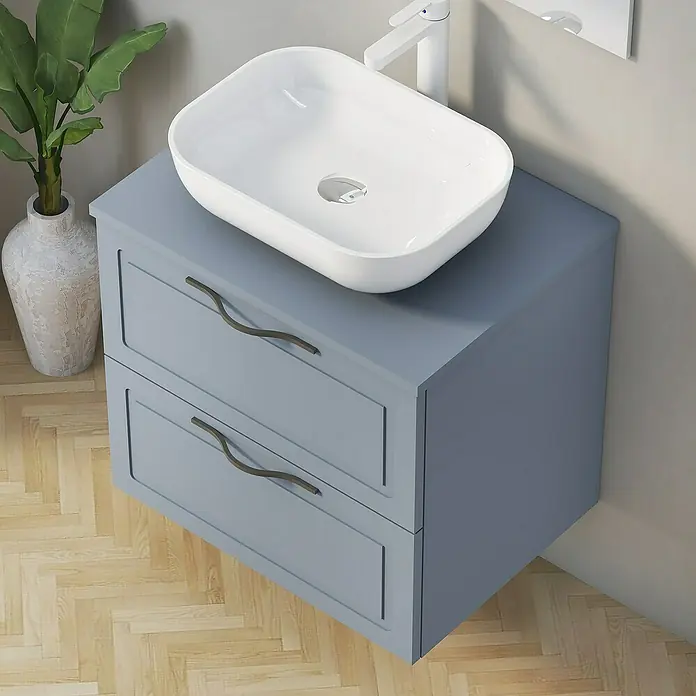 Artysan Mueble bajo de lavabo Toja - An x Pr x Al: 60 x 45 x 54,5 cm, Azul - Un lavabo de baño moderno con un mueble azul grisáceo que incluye dos cajones con manijas onduladas.