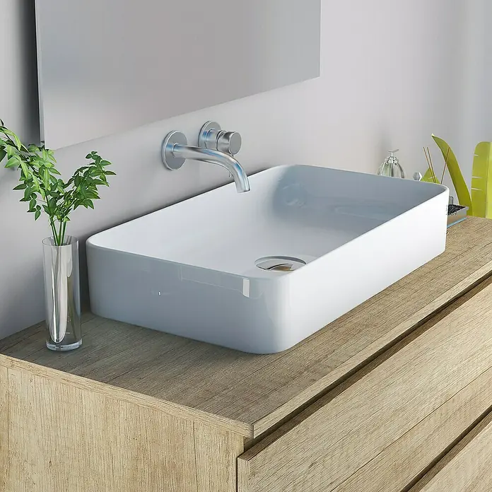 Artysan Lavabo de sobremesa cerámico - 62,5 x 35,5 cm, Blanco - Elegante lavabo sobre encimera blanco sobre un moderno tocador con textura de madera.
