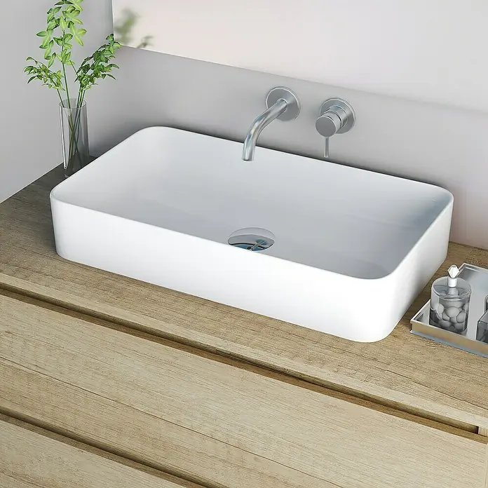 Artysan Lavabo de sobremesa cerámico - 62,5 x 35,5 cm, Blanco - Lavabo de baño moderno de cerámica blanca con grifería de pared y encimera de madera.