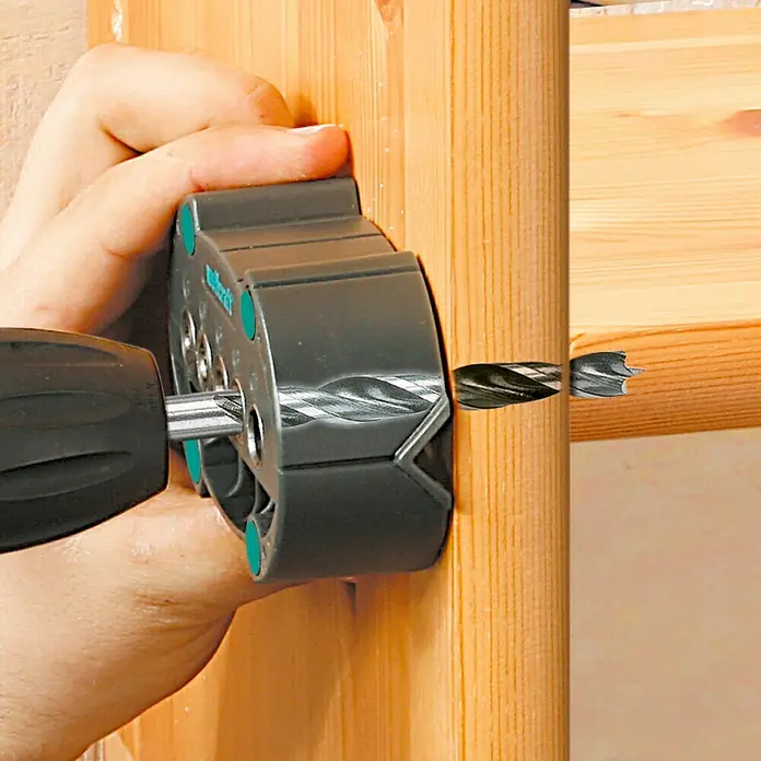 Wolfcraft Bohrhilfe - Durchmesser Bohrer: 4 mm - 10 mm - Bohren mit einer Dübelhilfe in ein Holzbrett, um präzise Löcher zu erzeugen. Das Werkzeug ermöglicht saubere und genaue Verbindungen.