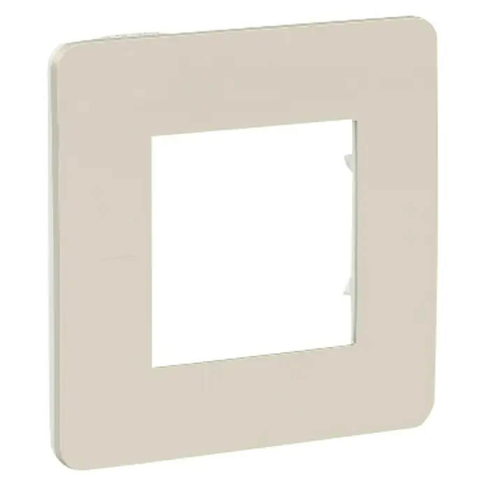 Schneider Electric New Unica Marco Studio - Gris Cava, Modelo de mecanismos: x 1, Plástico, Instalar - Primer plano de una placa de cubierta cuadrada de color crema para una toma de corriente, perfecta para cualquier decoración interior.