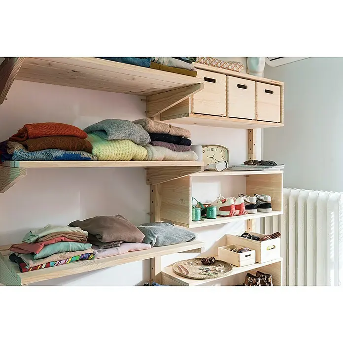 Astigarraga Wally Estante de madera - L x An x Al: 46 x 80 x 13,7 cm, Natural, Madera de pino, Carga límite balda: 100 kg - Un vestidor de madera con varios estantes y cajas de almacenamiento ofrece un amplio espacio para ropa y accesorios.