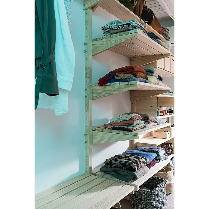 Astigarraga Wally Estante de madera - L x An x Al: 46 x 80 x 13,7 cm, Natural, Madera de pino, Carga límite balda: 100 kg - Un vestidor de madera equipado con múltiples estantes y barras, que ofrece un amplio espacio de almacenamiento para la ropa.