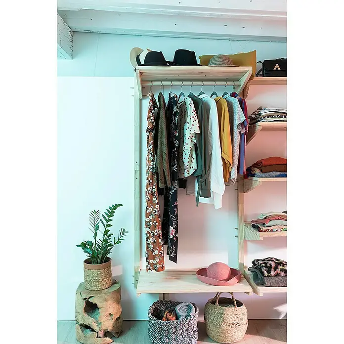 Astigarraga Wally Estante de madera - L x An x Al: 46 x 80 x 13,7 cm, Natural, Madera maciza de pino, Carga límite balda: 100 kg - Un elegante vestidor con ropa, sombreros y cestas decorativas, ideal para moda y organización.