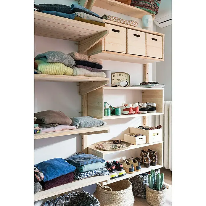 Astigarraga Wally Estante de madera - L x An x Al: 46 x 80 x 13,7 cm, Natural, Madera maciza de pino, Carga límite balda: 100 kg - La imagen muestra un sistema de estanterías abiertas de madera con varios niveles que almacenan ordenadamente ropa, zapatos, cestas y otros accesorios.