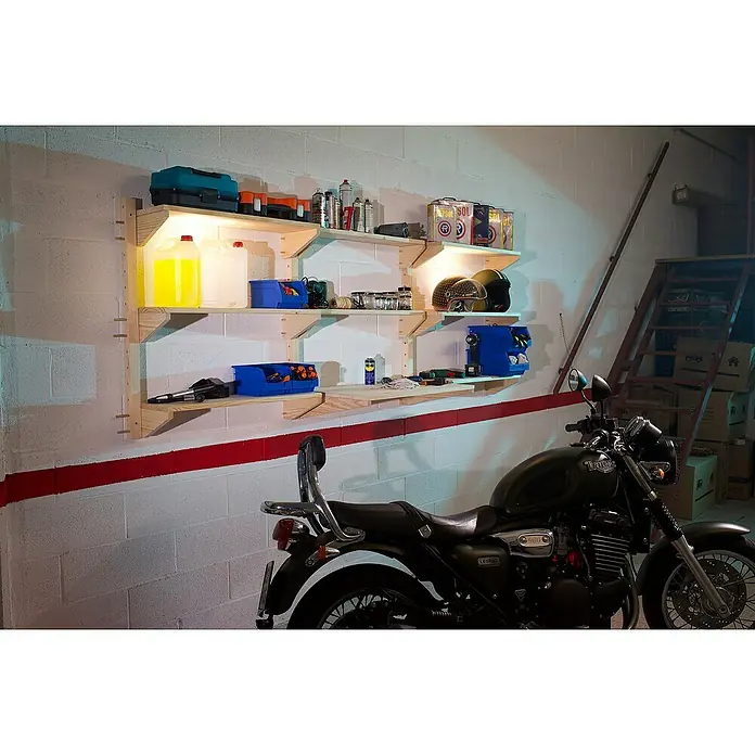 Astigarraga Wally Riel de fijación - L x An x Al: 96 x 4,5 x 4,5 cm, Madera maciza de pino - Organización de garaje con estantes y una motocicleta Triumph en primer plano.