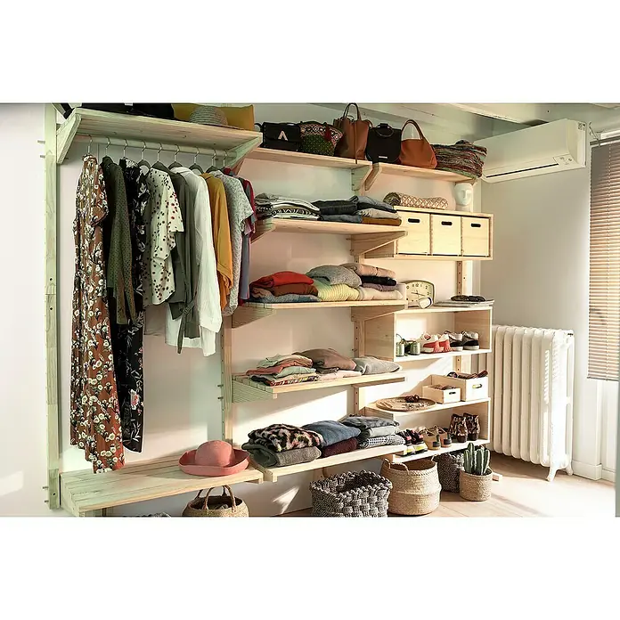 Astigarraga Wally Estante de madera - L x An x Al: 46 x 80 x 13,7 cm, Natural, Madera maciza de pino, Carga límite balda: 100 kg - Sistema de armario abierto que muestra ropa, bolsos y accesorios en estantes y una barra.