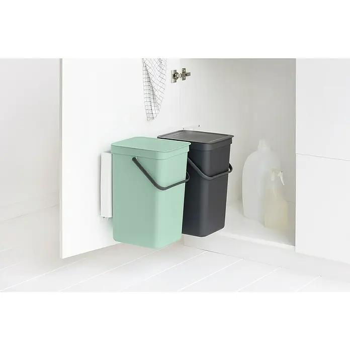 Brabantia Cubo de basura empotrado Sort & Go - 32 l, Plástico, Verde/Negro - Dos cubos de basura, uno verde menta y otro antracita, dentro de un armario de cocina, diseñados para la separación de residuos y el ahorro de espacio.