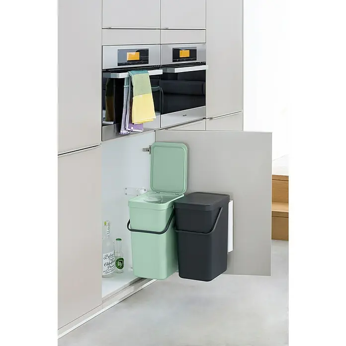 Brabantia Cubo de basura empotrado Sort & Go - 32 l, Plástico, Verde/Negro - Papeleras extraíbles en verde y antracita debajo de un moderno mueble de cocina con hornos empotrados.