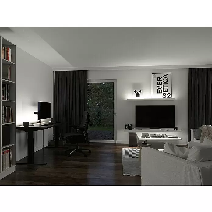 Paulmann LED-Band - Länge: 300 cm, Lichtfarbe: Neutralweiß, 17 W, 230 V - Modernes Wohnzimmer mit dunklem Stehpult, hellem Sofa, Fernseher und Akzentbeleuchtung.