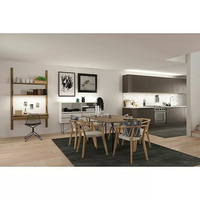 Paulmann LED-Band - Länge: 300 cm, Lichtfarbe: Neutralweiß, 17 W, 230 V - Moderner offener Wohnbereich mit Essplatz, Küche und Arbeitsbereich. Holzmöbel, dunkler Teppich und elegante dunkle Küchenschränke.