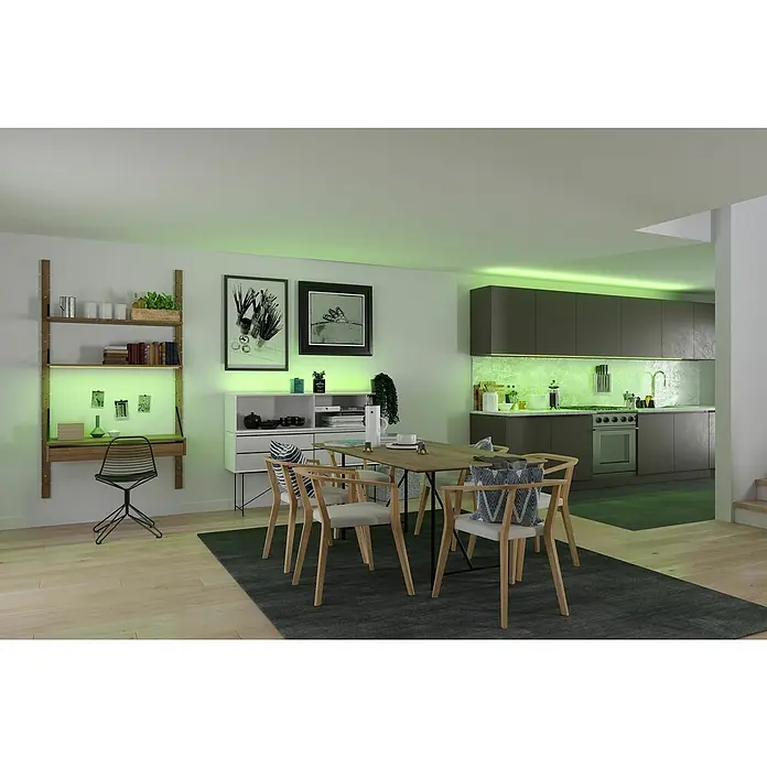Paulmann LED-Band - Länge: 300 cm, Lichtfarbe: RGB, 30 W, 230 V - Esszimmer mit Holztisch, Stühlen mit hellem Stoffbezug und einem Regal an der Wand, das als Schreibtisch dient. Grüne Beleuchtung akzentuiert den Raum.