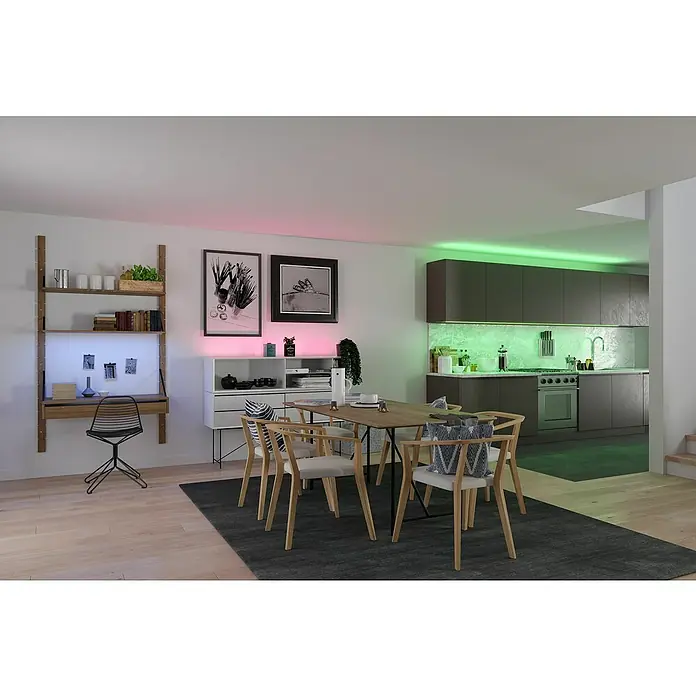 Paulmann LED-Band - Länge: 300 cm, Lichtfarbe: RGB, 30 W, 230 V - Einrichtungsidee mit einem modernen Esszimmer-Set, bestehend aus einem Holztisch und stilvollen Stühlen, ergänzt durch ein Bücherregal und Kunstwerke.