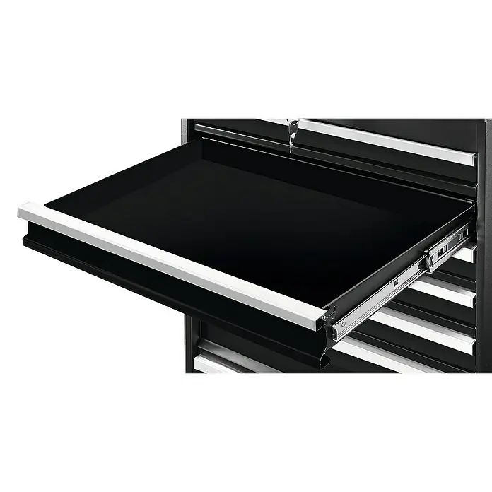 Matador Werkstattwagen Ratio - L x B x H: 470 x 785 x 1.030 mm, Anzahl Schubladen: 7 Stk., Ohne Werkzeug - Geöffnete Schublade eines schwarzen Werkzeugwagens mit silberfarbenem Griff. Praktische Aufbewahrung für Werkstatt und Garage.