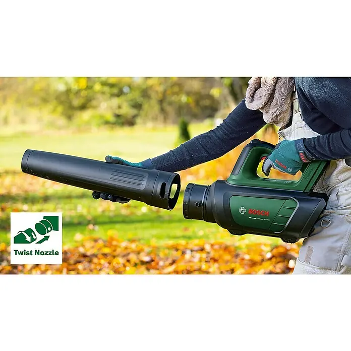 Bosch Power for All 36V Akku-Laubbläser AdvancedLeafblower 36V-750 - 36 V, Li-Ionen, Ohne Akku, Blasgeschwindigkeit: 100 km/h - Eine Person befestigt das Blasrohr an einem Bosch AdvancedLeafblower 36V-750 Laubbläser im Garten.