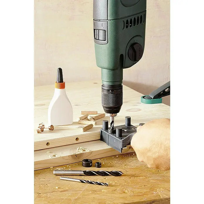 Wolfcraft Holzdübel-Set im Aufbewahrungskoffer - 79 -tlg. - Eine Bohrmaschine mit Dübelbohrer-Set wird zum präzisen Bohren in Holz verwendet, ideal für den Möbelbau und Holzprojekte.