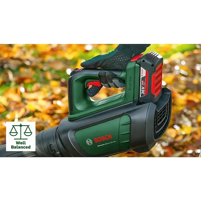 Bosch Power for All 36V Akku-Laubbläser AdvancedLeafblower 36V-750 - 36 V, Li-Ionen, Ohne Akku, Blasgeschwindigkeit: 100 km/h - Abbildung eines Bosch Laubbläsers mit Akku und einem Bediener, der den Bläser in einem Garten mit Herbstlaub hält.