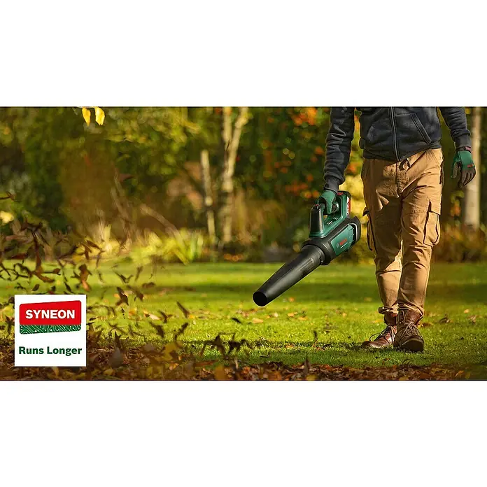 Bosch Power for All 36V Akku-Laubbläser AdvancedLeafblower 36V-750 - 36 V, Li-Ionen, Ohne Akku, Blasgeschwindigkeit: 100 km/h - Ein Mann benutzt einen Syneon Akku-Laubbläser im Garten, um die Blätter wegzublasen, mit Fokus auf das Gerät und seine Leistung.