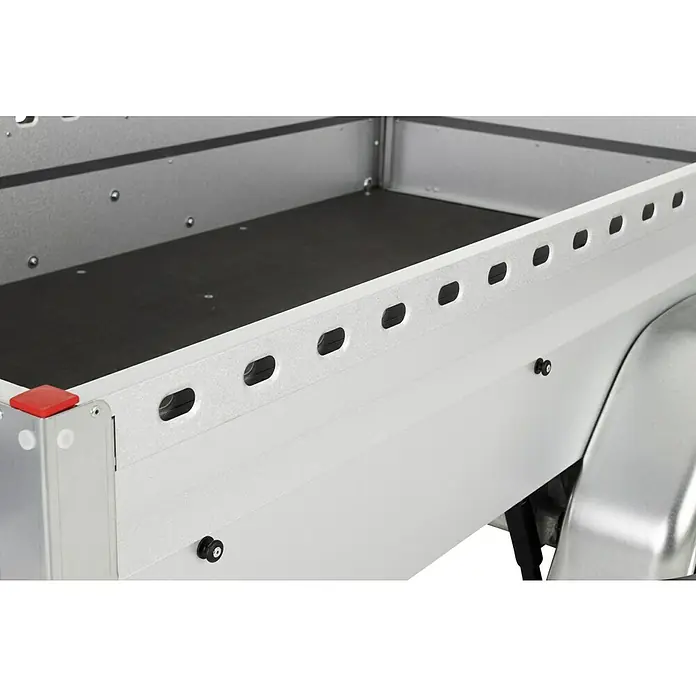 Stema Anhänger BH-R 550 - Nutzlast: 455 kg, Einachser, Kasteninnenmaß: 154 x 108 x 33 cm, Ungebremst - Nahaufnahme eines PKW-Anhängers mit robustem Aufbau und praktischen Verzurrösen zur Ladungssicherung für vielfältige Transportaufgaben.