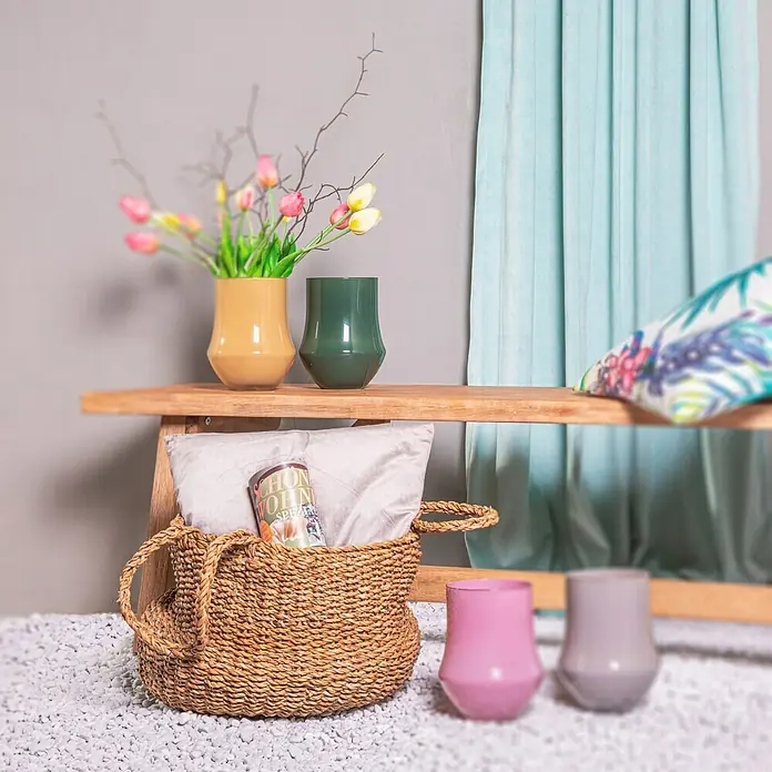 Expo Ambiente Schlaufenbandschal Samtschal Velvet - 135 x 245 cm, 100 % Polyester, Hellgrün - Dekorative Vasen in verschiedenen Farben und eine gefüllte Korbtasche auf einem stilvollen Tisch, perfekt für ein modernes Zuhause.
