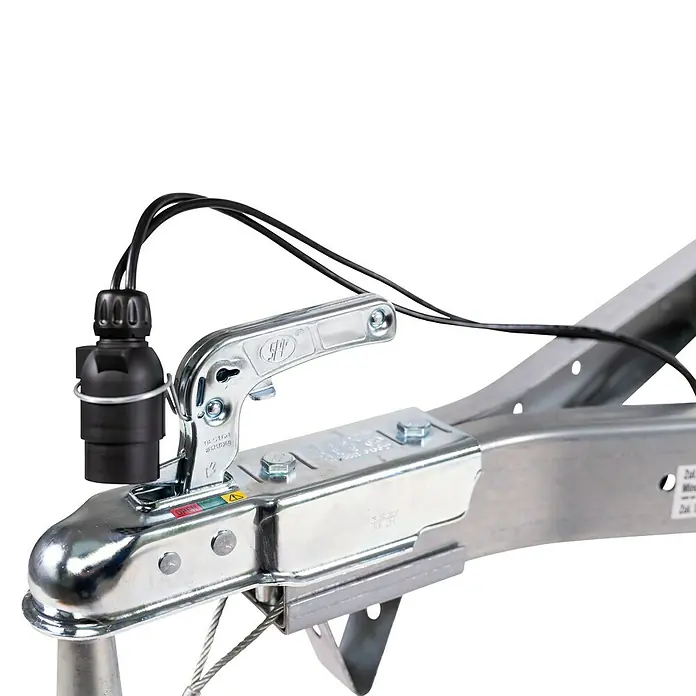 Stema Anhänger BH-R 550 - Nutzlast: 455 kg, Einachser, Kasteninnenmaß: 154 x 108 x 33 cm, Ungebremst - Nahaufnahme einer Anhängerkupplung mit schwarzem Stecker und silberfarbenem Griff vor schwarzem Hintergrund.