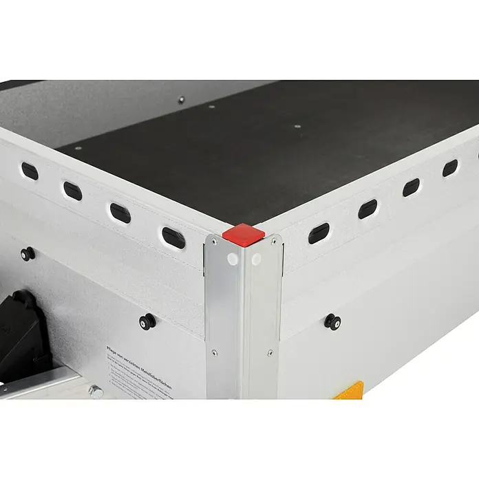Stema Anhänger BH-R 850 - Nutzlast: 685 kg, Einachser, Kasteninnenmaß: 201 x 108 x 33 cm, Gebremst - Bild von der Ecke eines Anhängers mit einer roten Schutzkappe. Der Anhänger ist aus Metall gefertigt und hat eine schwarze Bodenfläche.