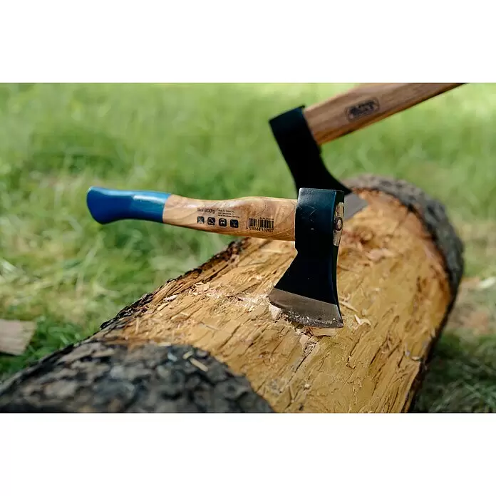Alpha Tools Handbeil - 600 g - Zwei Äxte, eine mit blauem Griffende, stecken in einem gespaltenen Holzstamm.