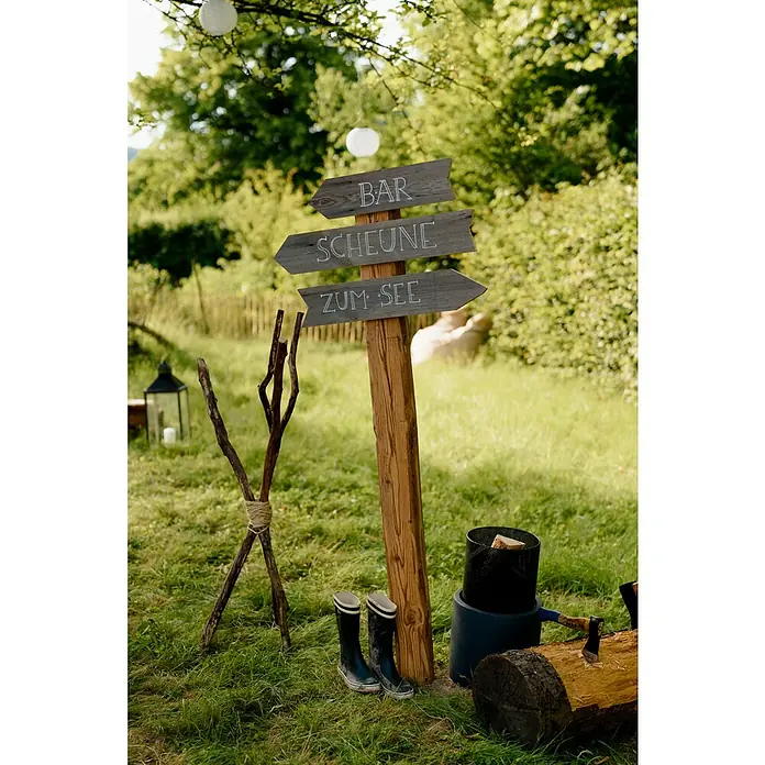 Altholzbretter - Fichte/Tanne, Anfallende Breite: 12 cm - 16 cm, 50 x 2 cm, 5 Stk. - Wegweiser im Freien mit Zielen wie Bar, Scheune und Zum See, ergänzt durch Gummistiefel und rustikale Holzdetails.